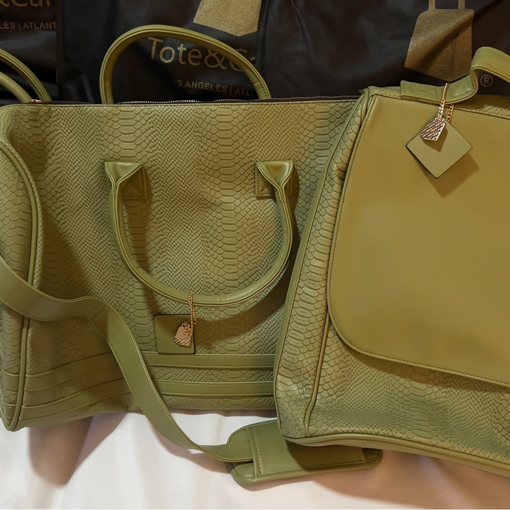 Green Tote Bag with Textured Leather and Versatile Design